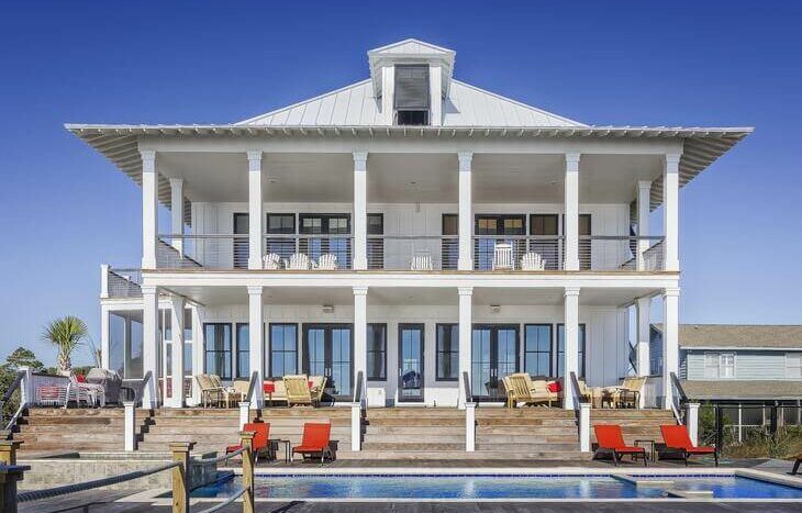 Une villa blanche en plein été