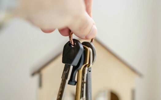 Vendre sa maison et garder son prêt : est-ce possible ?