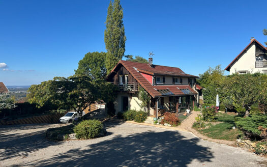 Maison Larnod 7 pièce(s) 136 m2